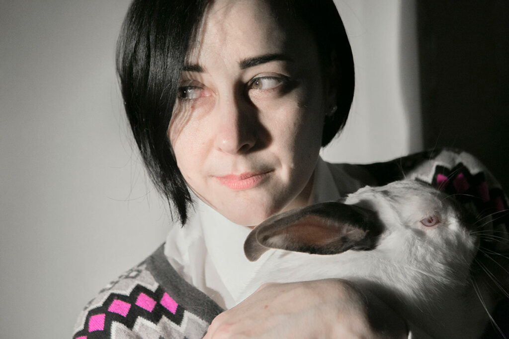 Ольга с белым кроликом на руках