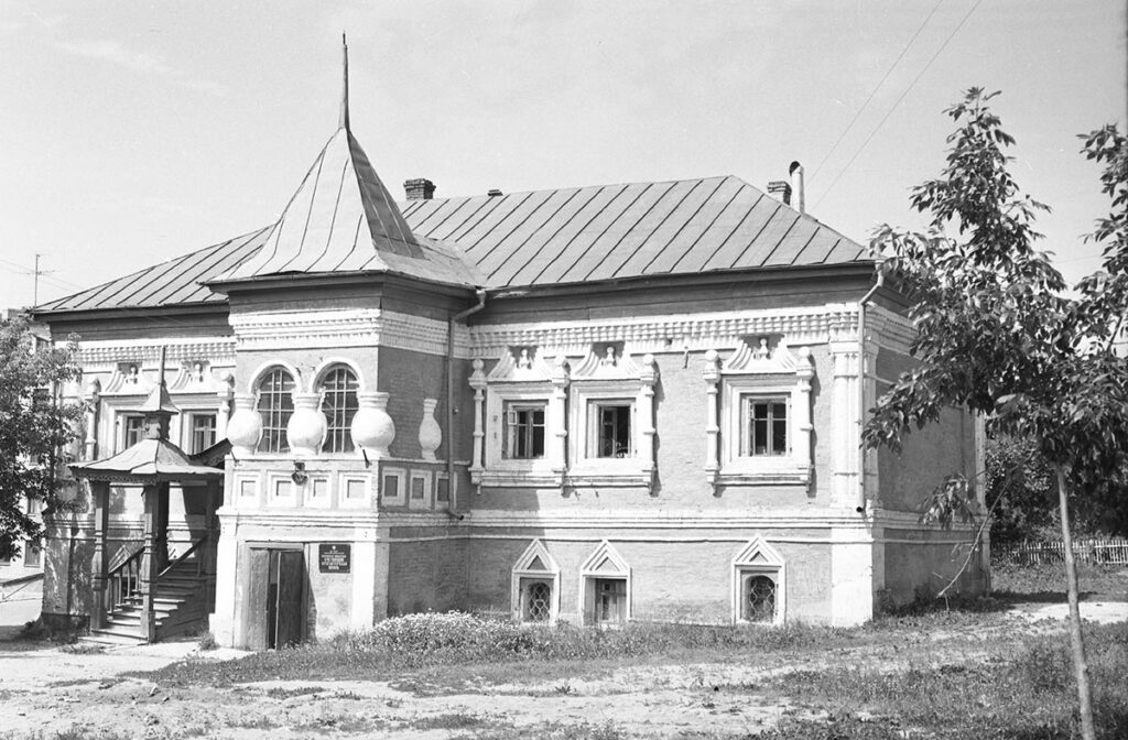 Каменные палаты купцов Коробовых (конец XVII века) в городе Калуге. С 20 апреля 1897 г. в здании открыт Губернский исторический музей (ныне Музейно-краеведческий центр «Палаты Коробовых»)