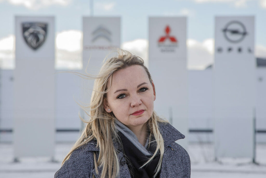Портрет женщины на фоне логотипов автомобильных иностранных предприятий в Калуге
