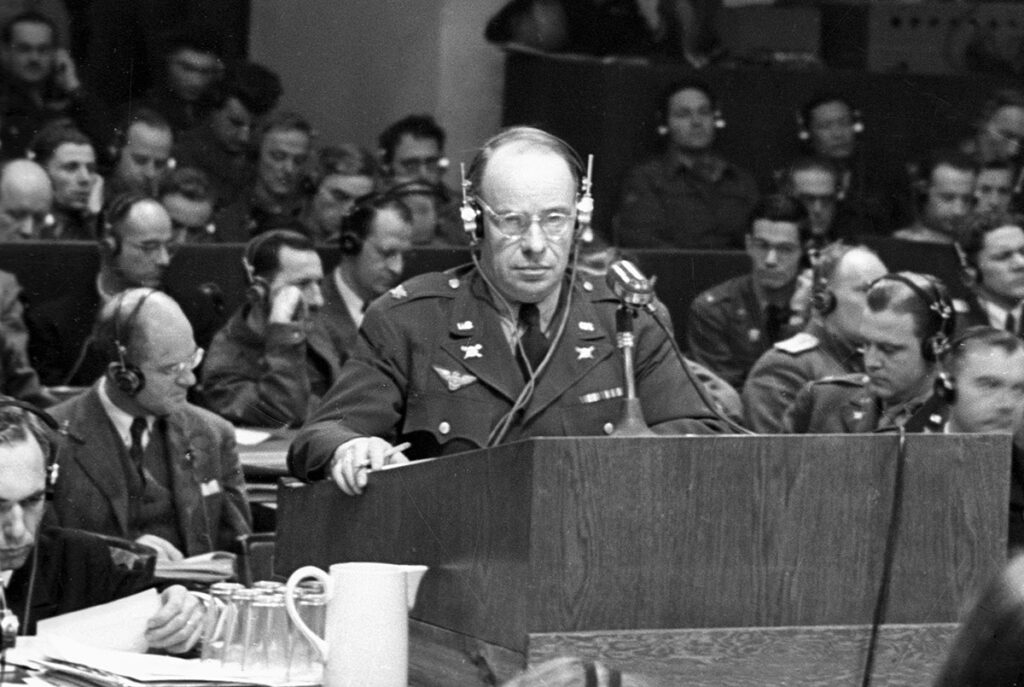 Полковник Роберт Стори (США) выступает с обвинением на вечернем заседании Нюрнбергского процесса. Фото: Виктор Кинеловский/РИА Новости, 30.11.1945