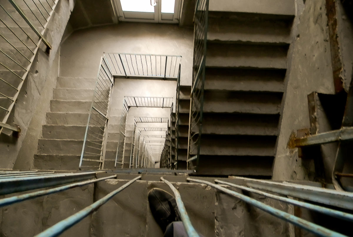 Лифт без света. Колосниковая лестничная клетка. Лестница в многоэтажном доме. Лестничные пролеты в многоэтажных домах. Лестница в подъезде.