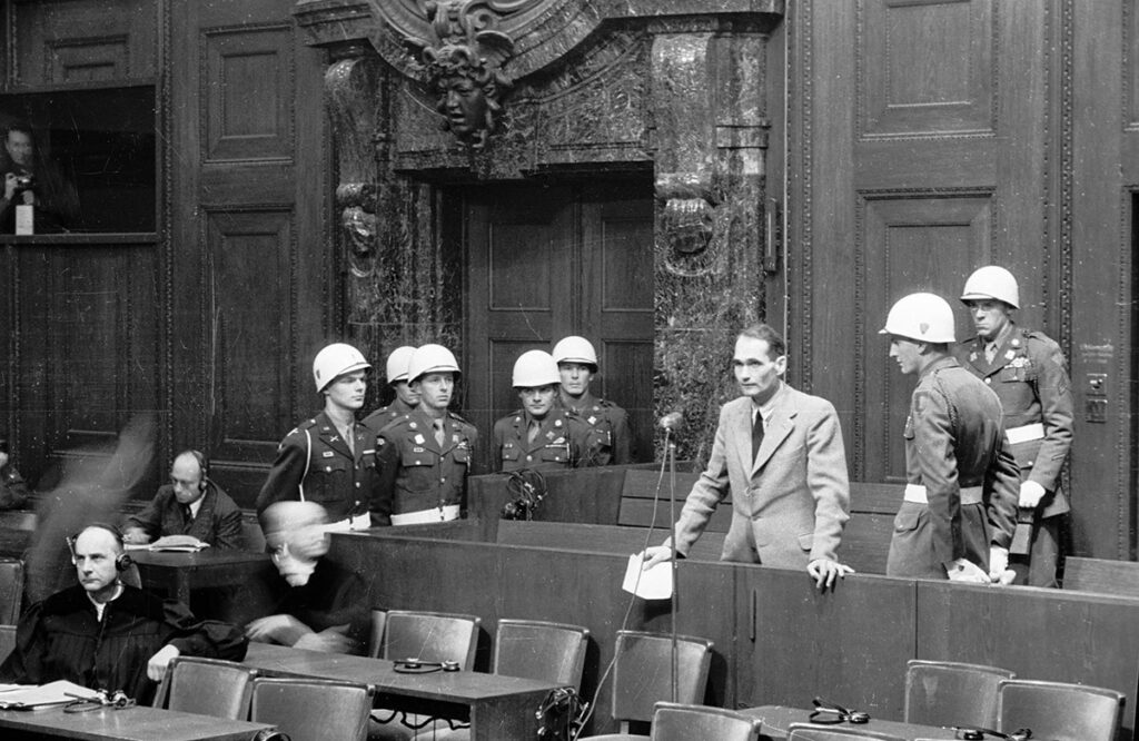 Рудольф Гесс на скамье подсудимых в ходе Нюрнбергского процесса. Фото: Виктор Кинеловский/РИА Новости, 25.11.1945