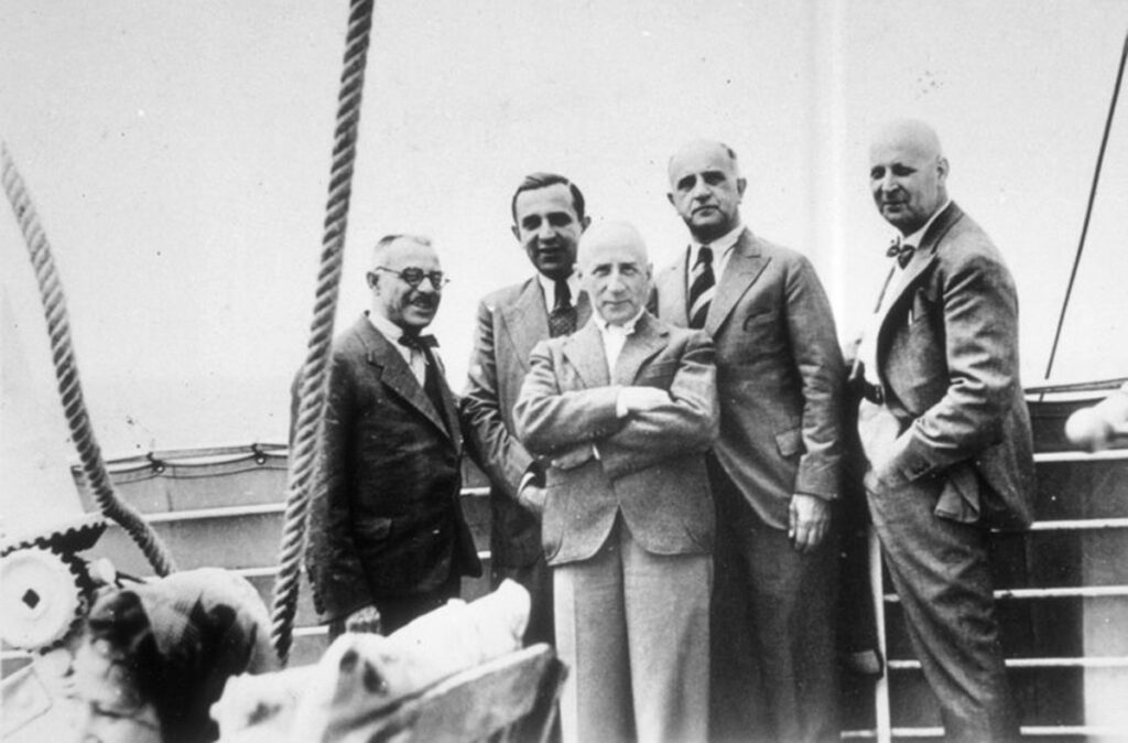 Пассажирский комитет на корабле (слева направо): Макс Целльнер, Макс Вайс, Герберт Манассе, Йозеф Йозеф и Артур Хаусдорф