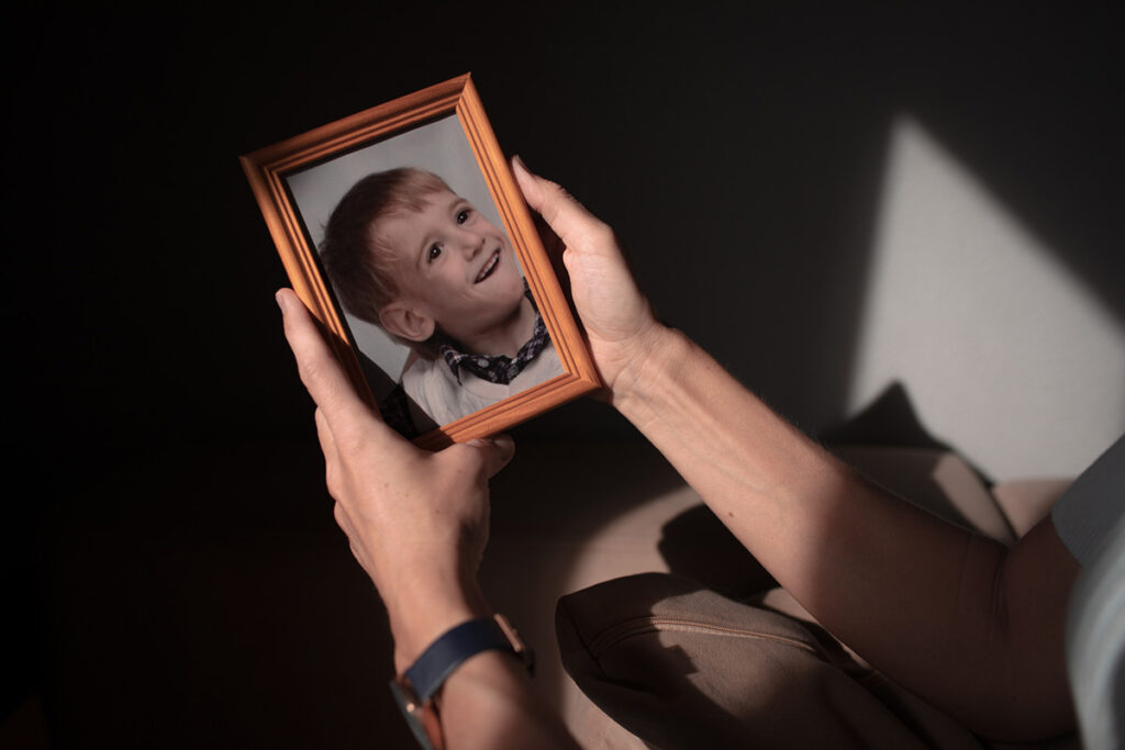 Анна держит в руках портрет сына