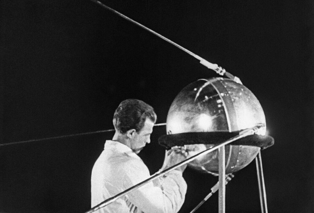 Первый советский искусственный спутник Земли. Кадр из фильма, 1957 год. Фотохроника ТАСС