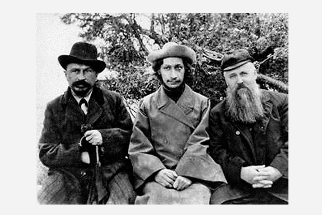 Михаил Новоселов (слева), семинарист Павел Флоренский (в центре) и философ Сергей Булгаков (справа). Ок. 1907 г