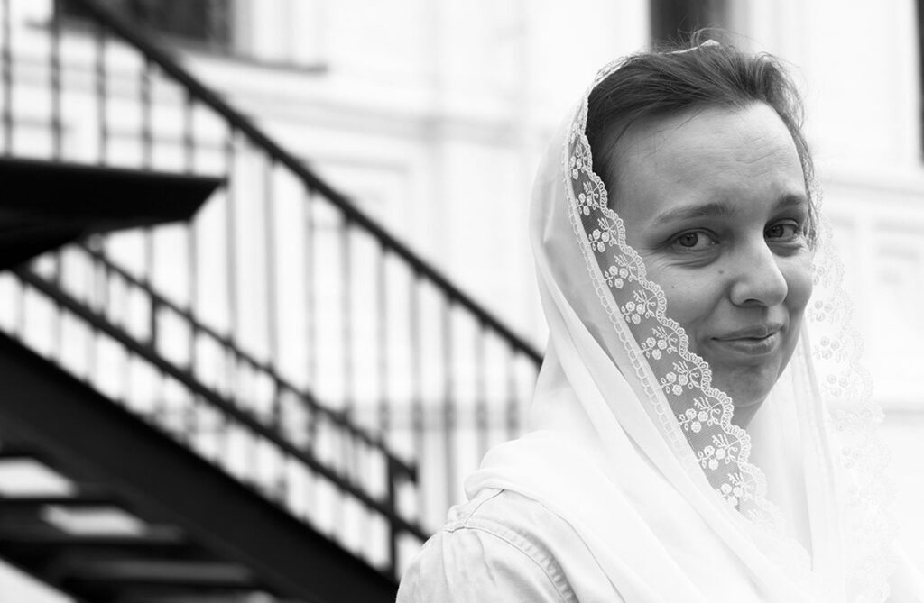 Черно-белая фотография. Анна Боронахина в белом платке на улице