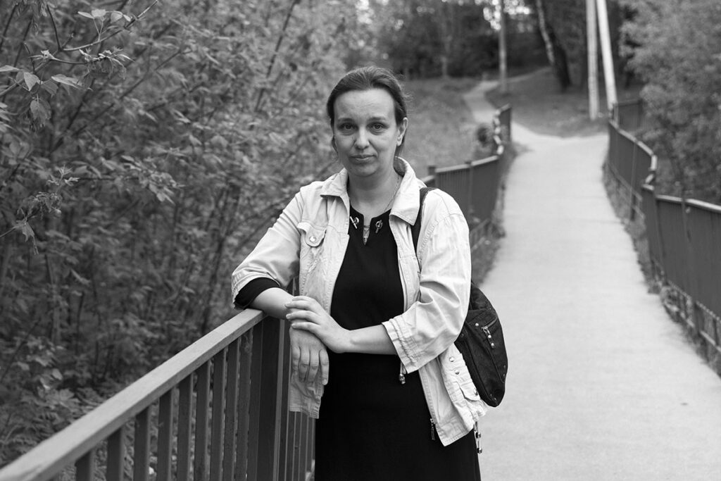 Черно-белая фотография. Анна Боронахина на улице на мосту