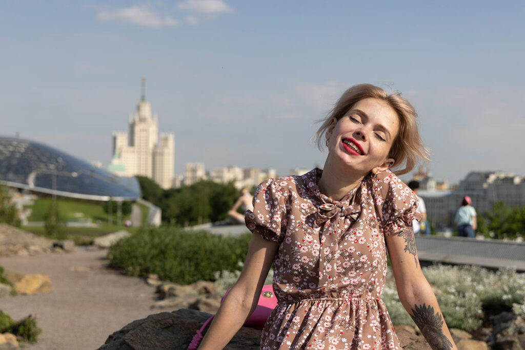 Екатерина на мосту на фоне московской высотки