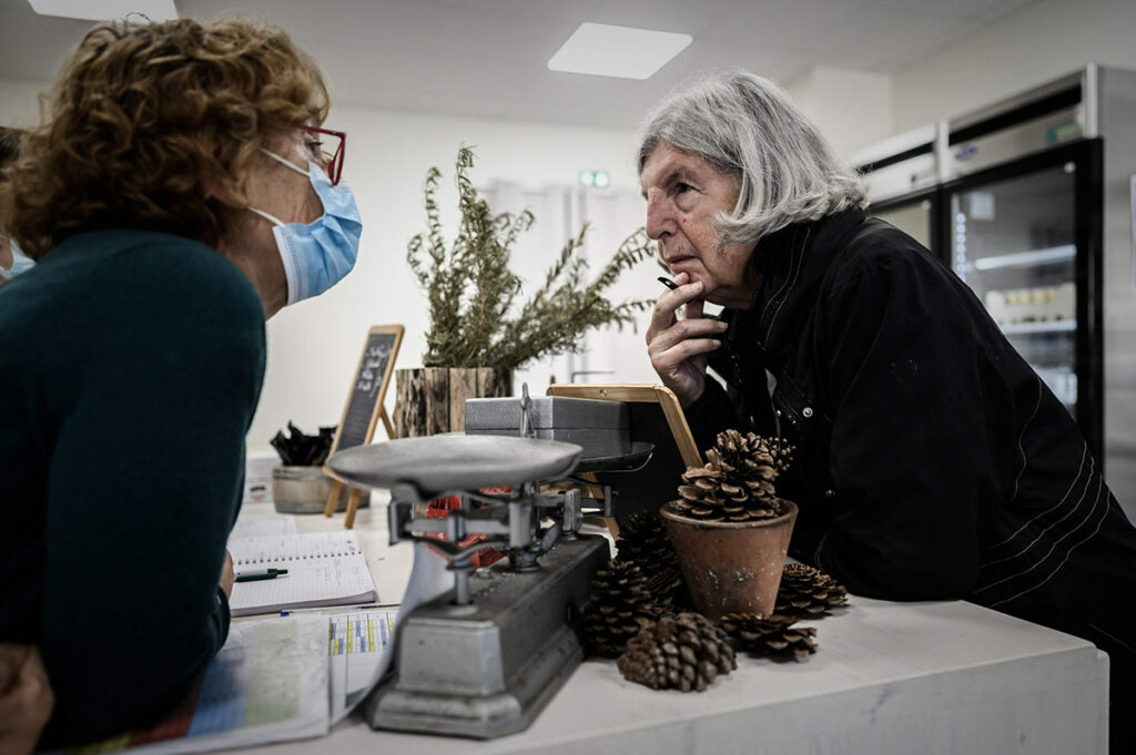 Пациент с болезнью Альцгеймера (справа) беседует с сотрудником продуктового магазина
