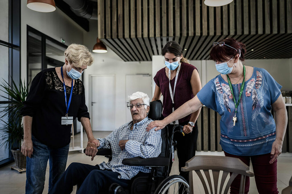 Пациент с болезнью Альцгеймера разговаривает с медицинским персоналом