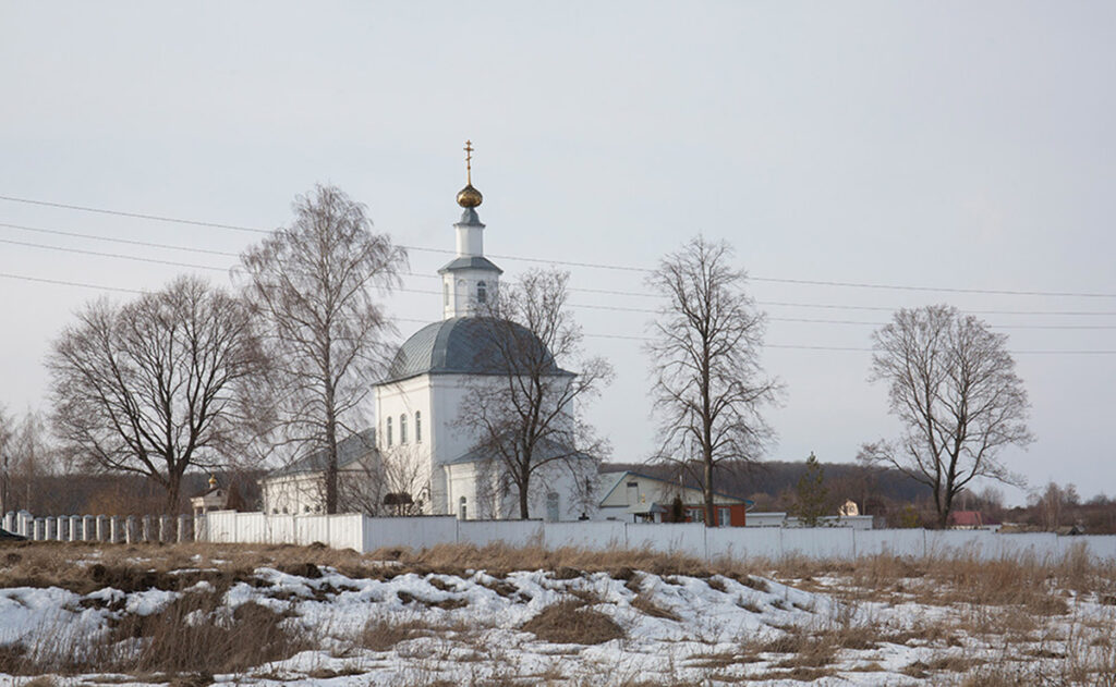 Храм Успения Пресвятой Богородицы села Себино, современный вид. Этот храм не был разрушен, но в советское время в нем устроили зернохранилище. В 1990-е храм отремонтировали. Один из его иконостасов сохранился со времен, когда в храм ходила св. Матрона, сохранилась там и купель, в которой крестили блаженную