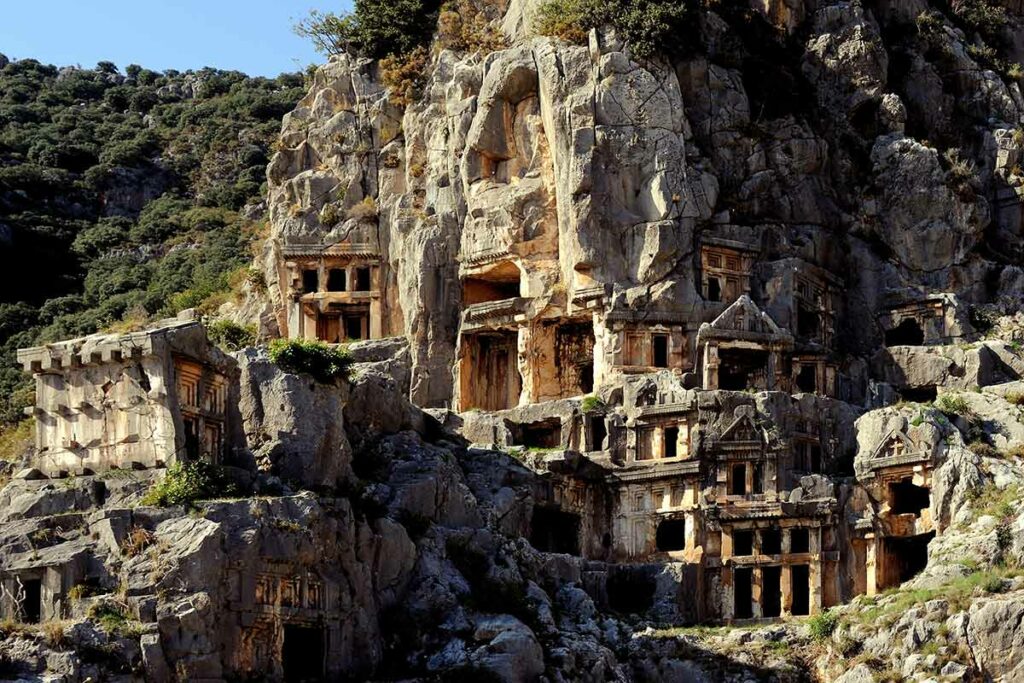 Древние скальные гробницы в виде фасадов храмов в Мирах Ликийских (Демре)