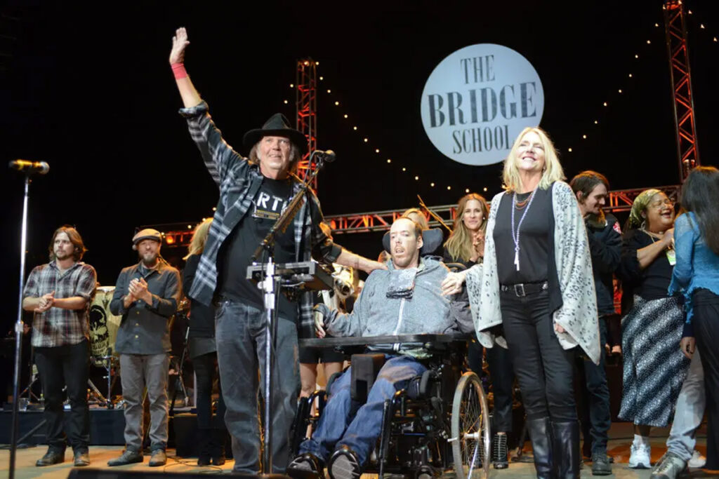 Нил и Пегги Янг с сыном Беном на 29-м ежегодном благотворительном концерте Bridge School в Маунтин-Вью, Калифорния, в 2015 году