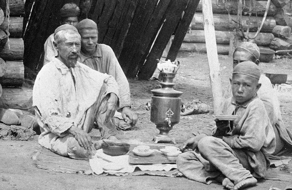 Башкиры пьют чай во дворе, начало XX века