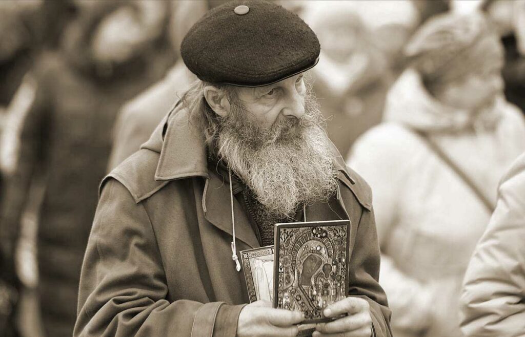Пожилой мужчина с иконой в руках. Участник всероссийского крестного хода в честь праздника Казанской иконы Божией Матери в Казани