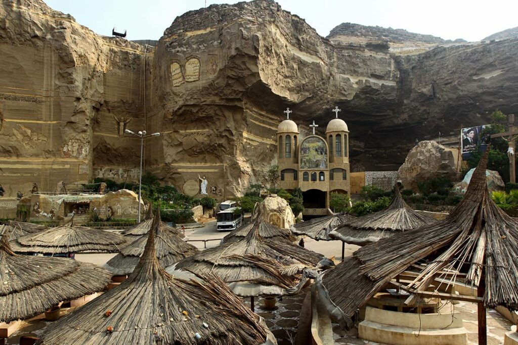 Коптский монастырь святого Симеона на горе Мукаттам в пригороде Каира