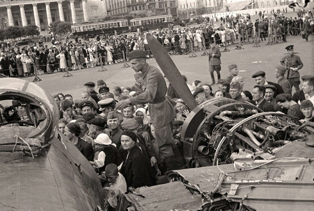 Москва в самом начале Великой Отечественной войны. Москвичи рассматривают сбитый немецкий самолет Юнкерс Ю-88, установленный на площади Свердлова (сейчас Театральная площадь) 01.08.1941. Фотохроника РИА Новости