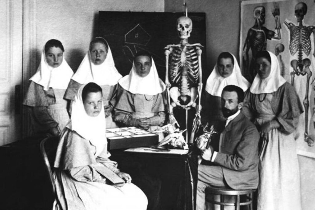 Занятие по анатомии с сестрами милосердия в общине святого Георгия. Санкт-Петербургская губерния, 1900-1910-е годы