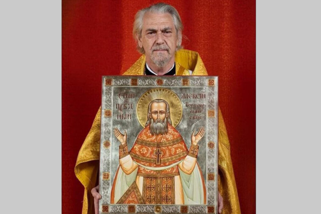 Протоирей Владимир Вигилянский с иконой своего предка святого праведного Алексия Бортсурманского