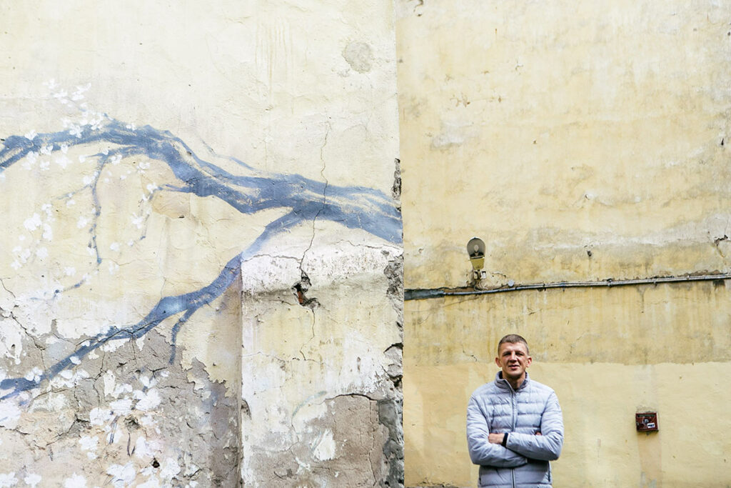 Петр Павленко на фоне стены