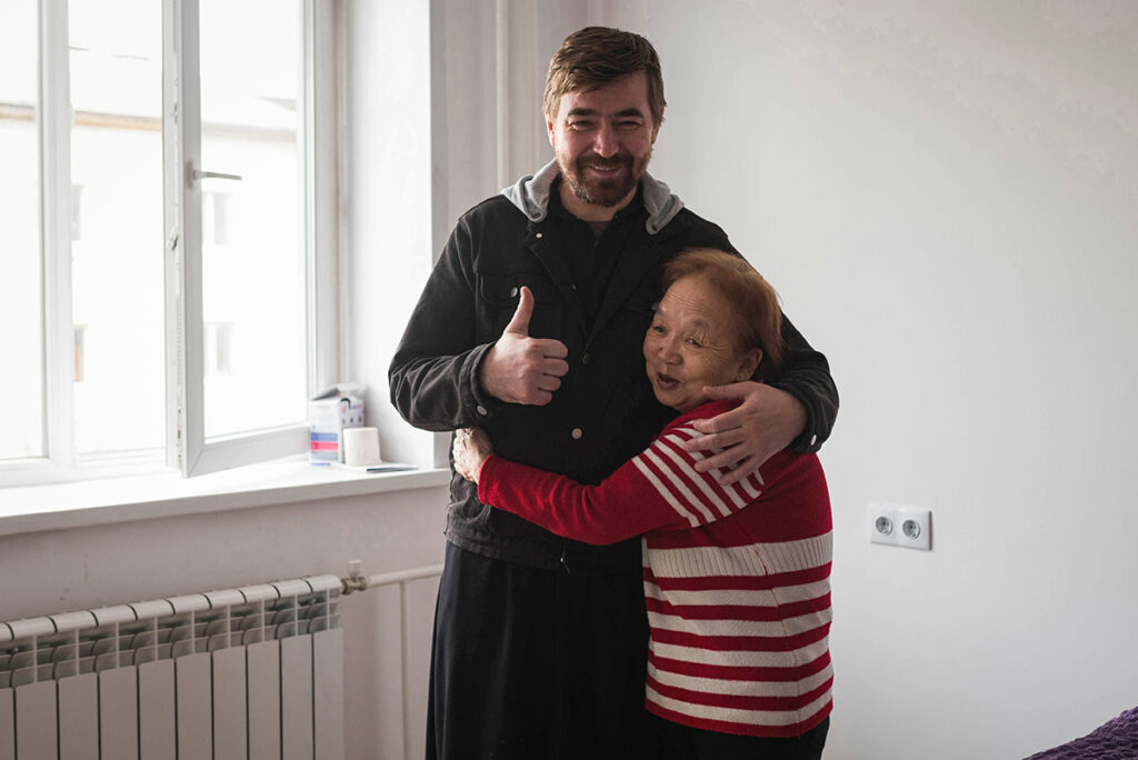 Отец Дмитрий и баба Нина в ее новой квартире
