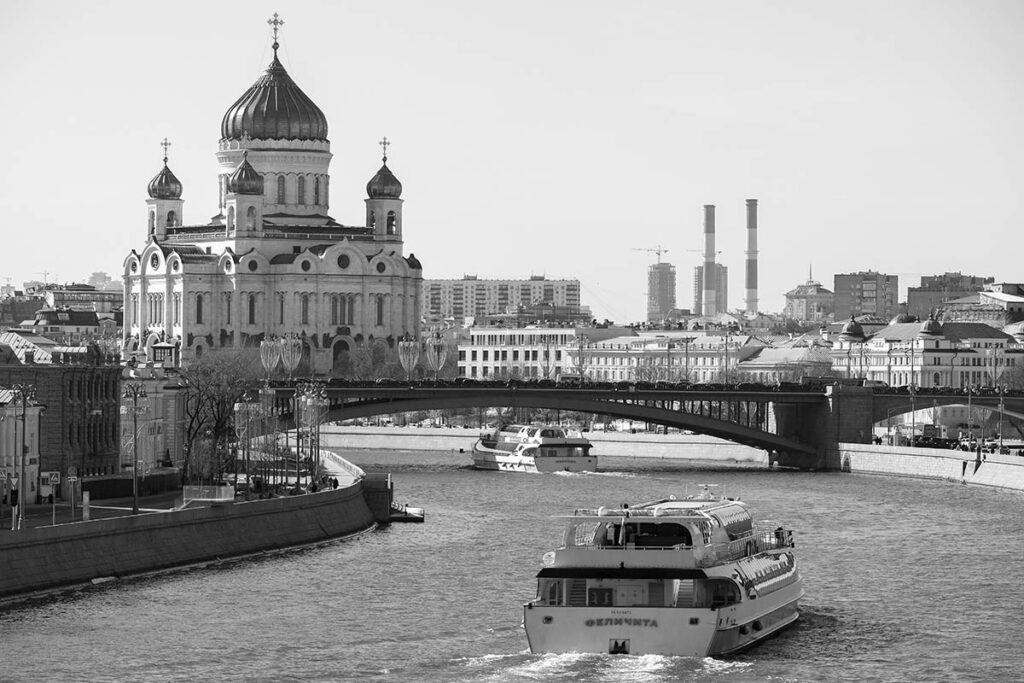 Вид на храм Христа Спасителя и Москву-реку