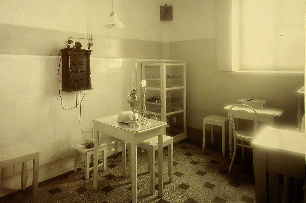Кабинет врача по горловым и ушным болезням лечебницы Крестовоздвиженской общины. Фото 1900 г.