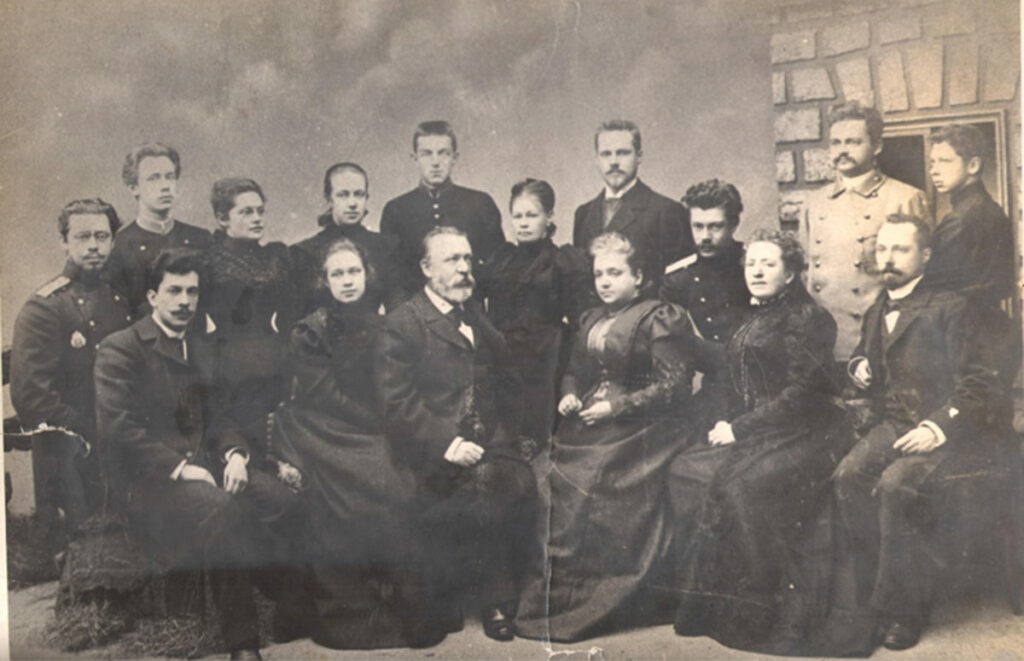 Семейная фотография Ильиных. Федор Николаевич – первый слева во втором ряду