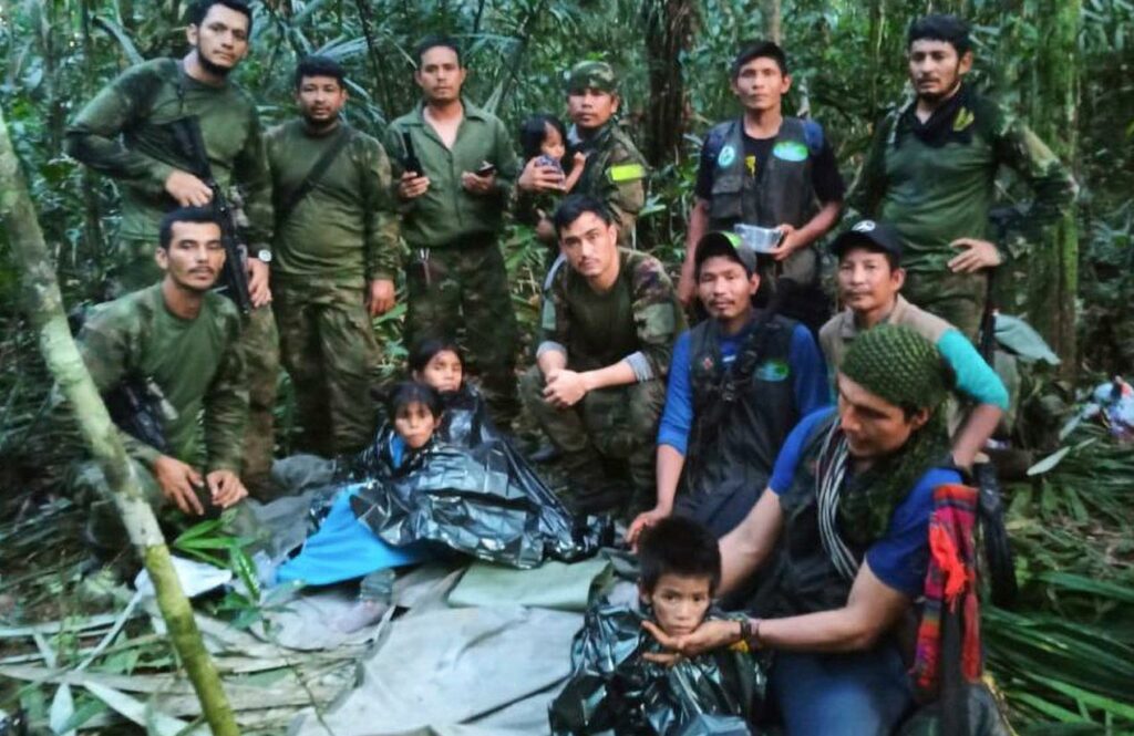 Четверых детей, выживших после авиакатастрофы в джунглях Колумбии. Фото ТАСС/Colombia's Armed Force Press Office via AP