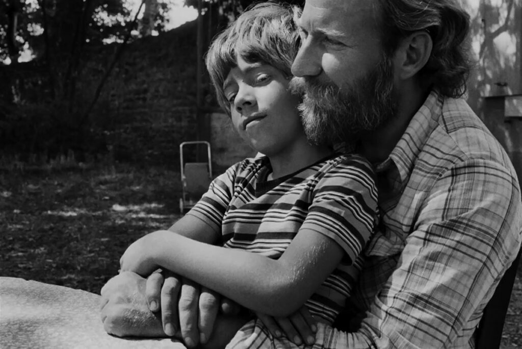 Себастьен с сыном. Черно-белая фотография