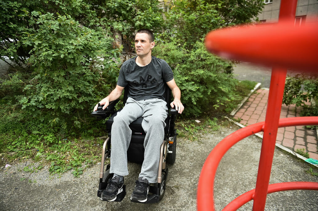 Роман на инвалидной коляске на улице