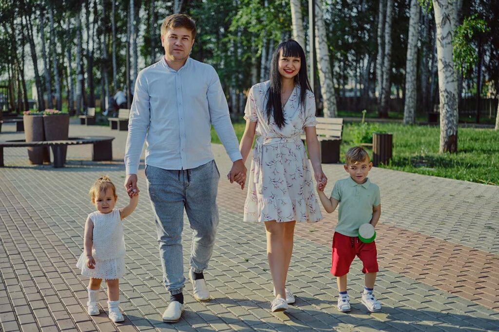Семья Тарасовых: папа, мама, сын и дочка