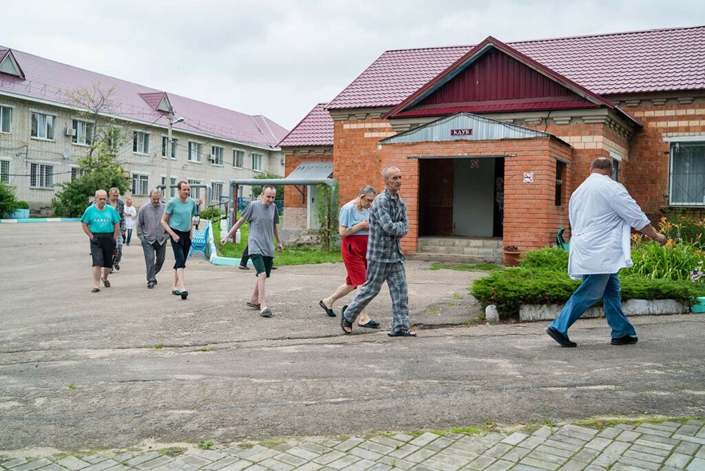 Жители ПНИ на территории ПНИ