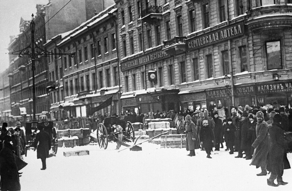Баррикады на Литейном проспекте в Петрограде во время массовых выступлений рабочих и солдат петроградского гарнизона