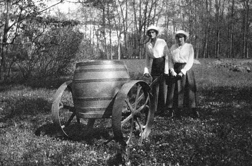 Великие княжны Татьяна и Мария. Царское Село, 20 мая 1917 г. 