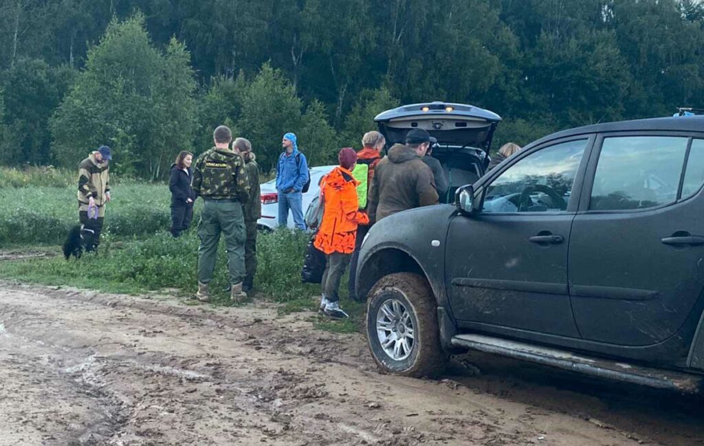 Волонтеры во время поиска