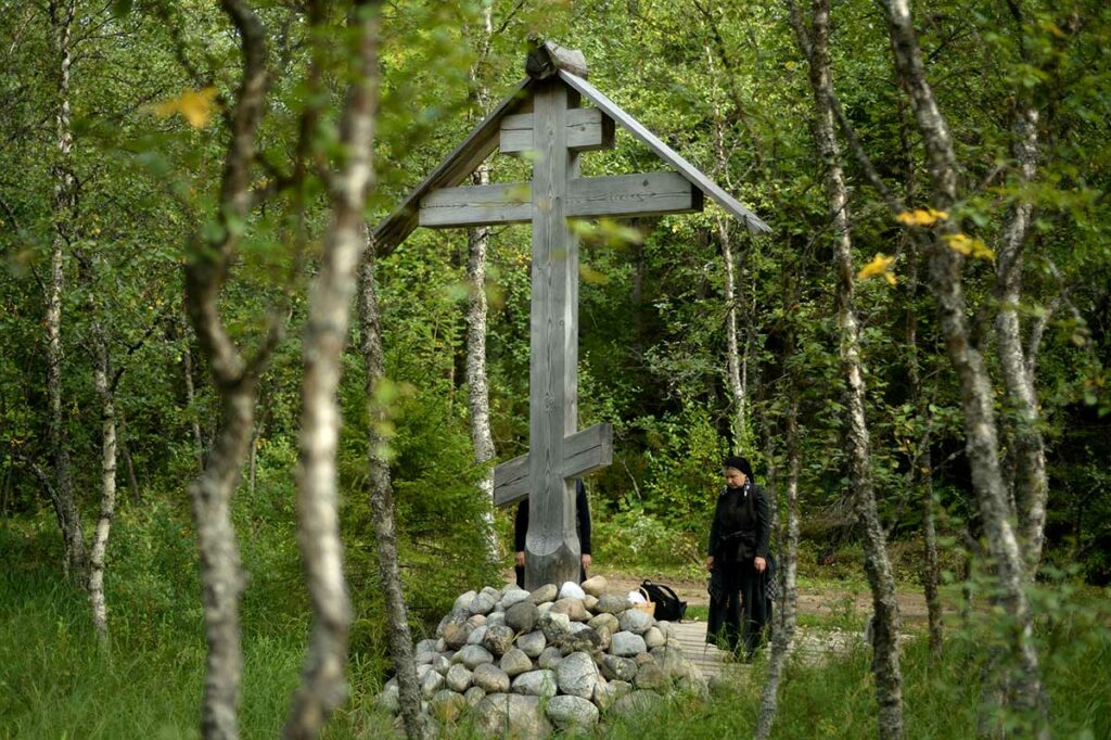 У поклонного креста на вершине горы Голгофы острова Анзер в Архангельской области