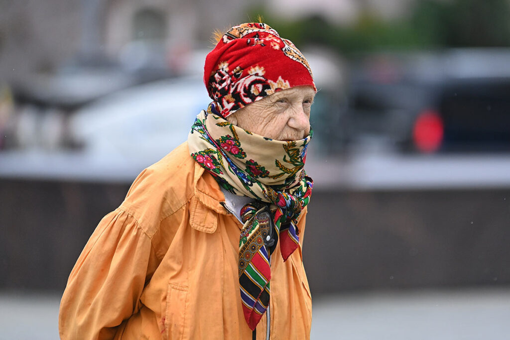 Пожилая женщина на Баррикадной улице в Москве