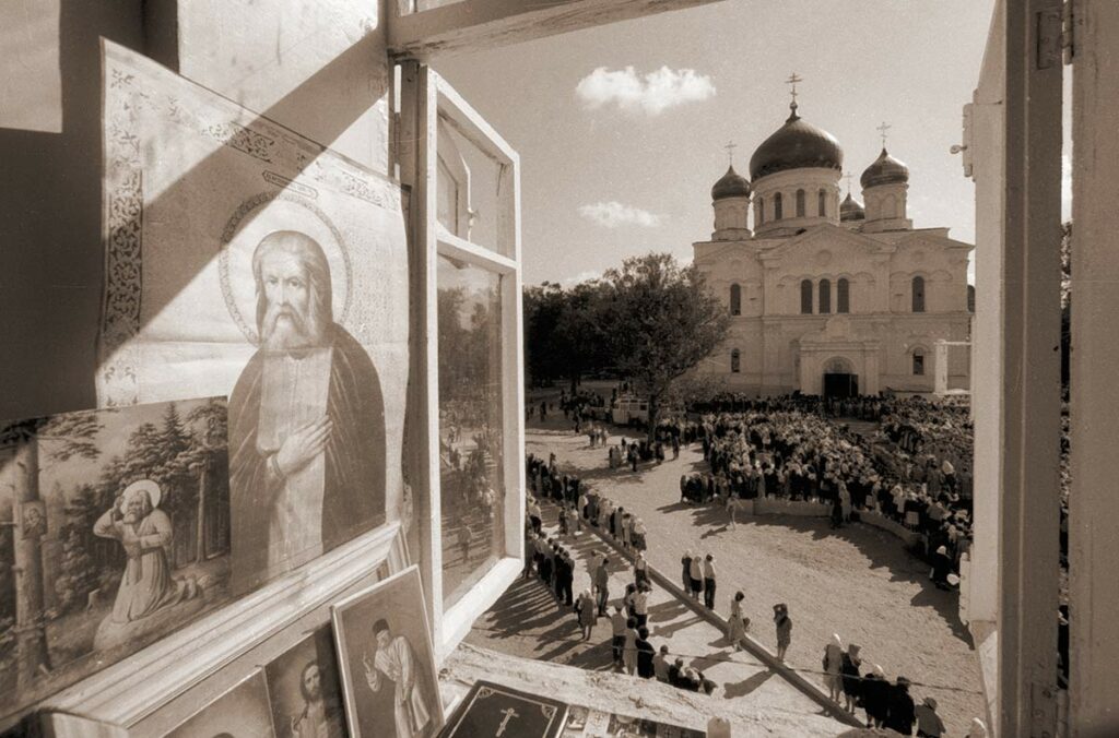Вид из окна на Троицкий собор Серафимо-Дивеевского женского монастыря, где проходит церемония захоронения мощей Преподобного Серафима Саровского