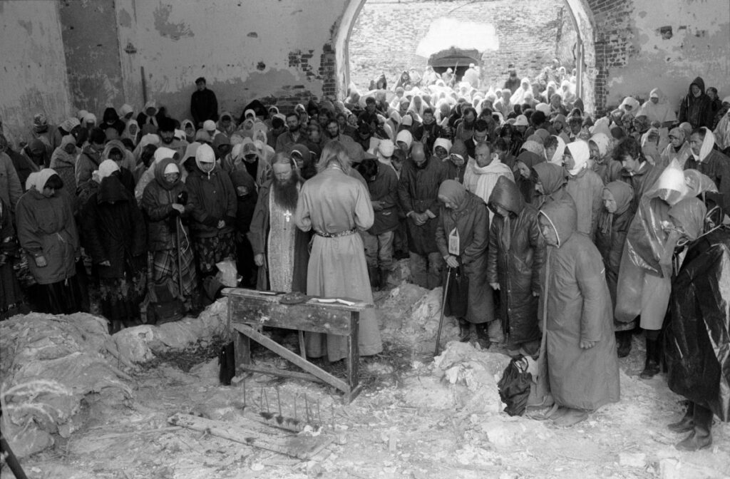 Великорецкий крестный ход. Молебен в разрушенном храме