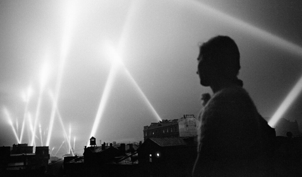 Лучи прожекторов войск ПВО освещают небо Москвы. Июнь 1941 года