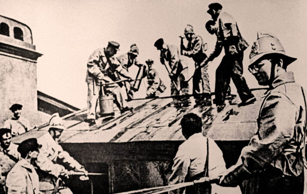 Композитор Дмитрий Шостакович (первый справа) в дни блокады Ленинграда во время Великой Отечественной войны был бойцом добровольной противопожарной команды и дежурил на крыше консерватории. 1941 год