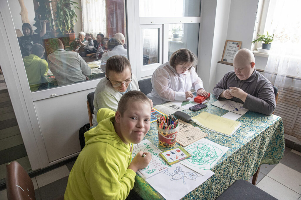 Студия «Открытая дверь». Артему (на переднем плане) и Кузе (справа) по 14 лет, они самые младшие, Веронике 15 лет