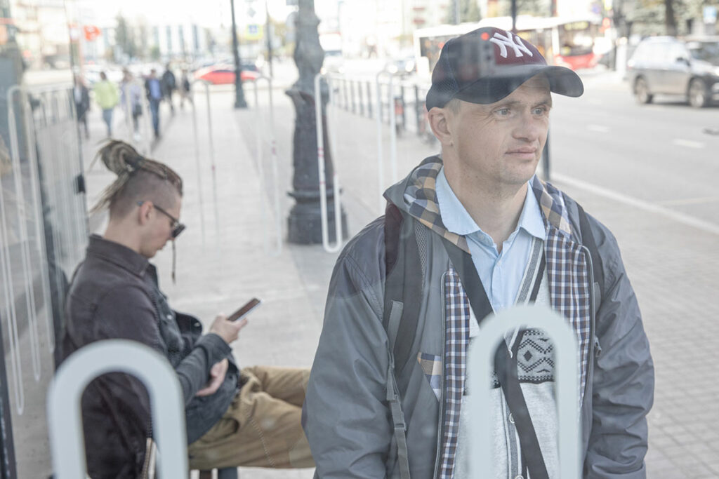 Андрей на остановке в Перми ждет автобус в Добрянку. Он ездит сам этим маршрутом 3 раза в неделю