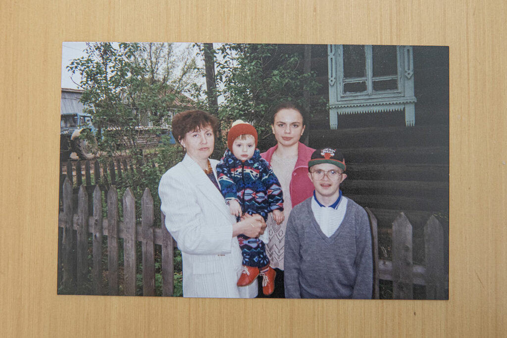 Фотография из семейного альбома Захаровых. Нина Михайловна, мама Андрея, брат Алексей, сестра Лена и сам Андрей