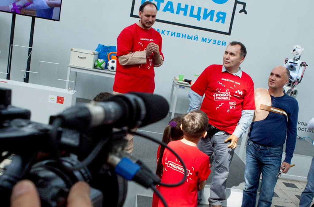 Взрослые участники соревнований фотографируются после награждения победителей. Слева направо: Алексей Мостаков, Андрей Ильин, Андрей Суконкин