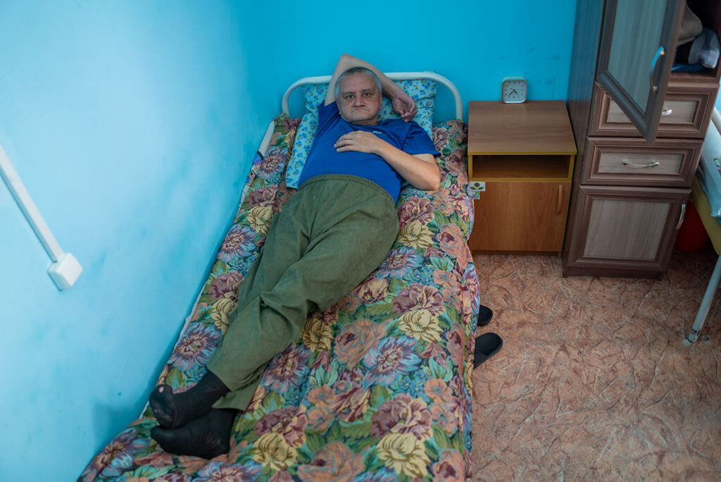 В ПНИ. Мужчина лежит на кровати