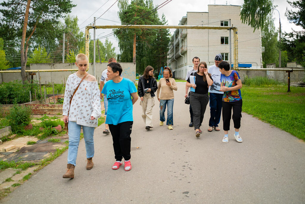 В ПНИ. На улице у корпусов сотрудники службы и подопечные ПНИ