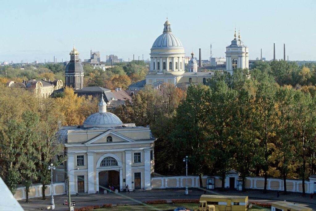 Надвратная церковь, названная в честь иконы Пресвятой Богородицы «Всех скорбящих Радость», в Свято-Троицкой Александро-Невской Лавре в Санкт-Петербурге